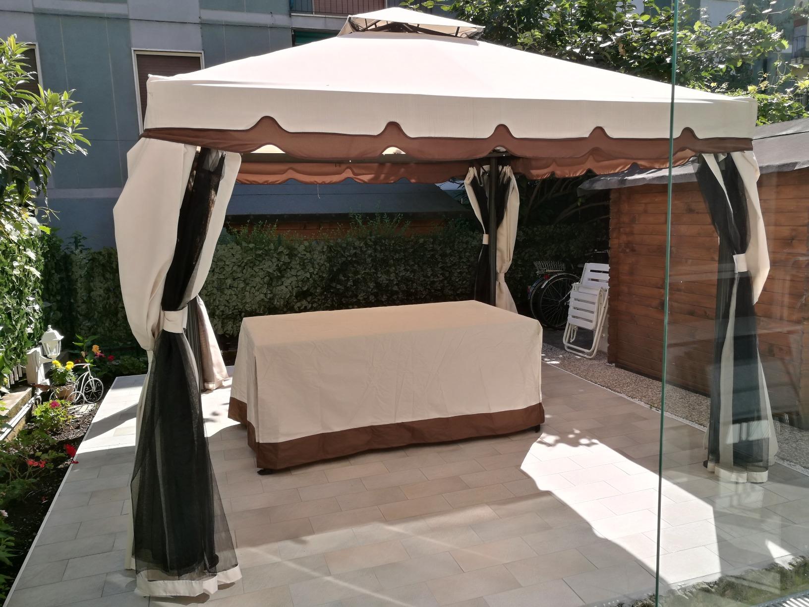 AmazonBasics telo tavolo giardino 190x114 cm beige