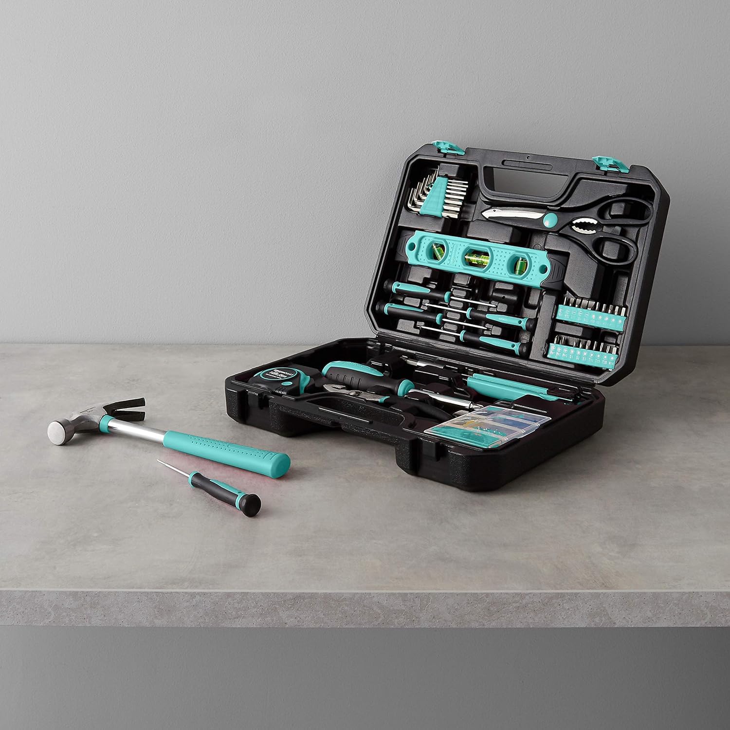 AmazonBasics kit attrezzi casa 142 pezzi turchese con valigetta