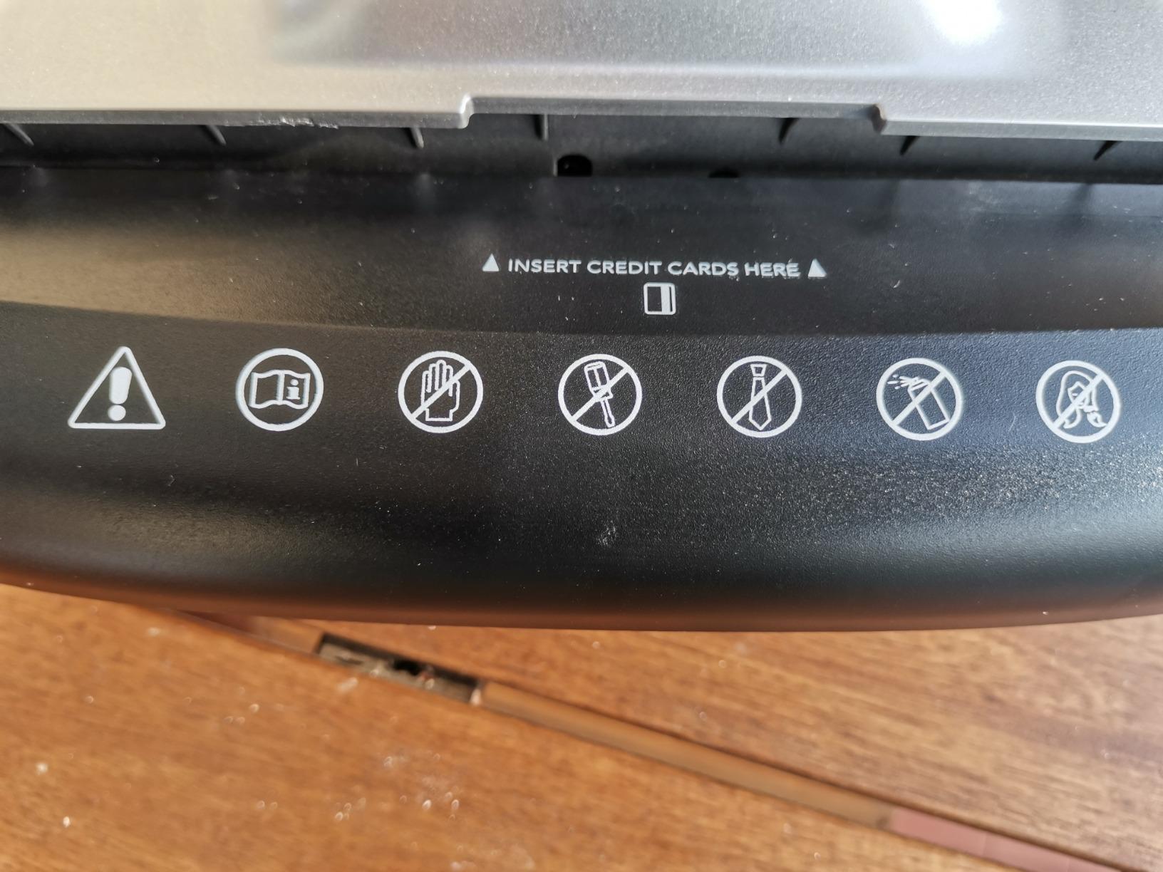 AmazonBasics Distruggidocumenti 7-8 fogli taglio a croce nero