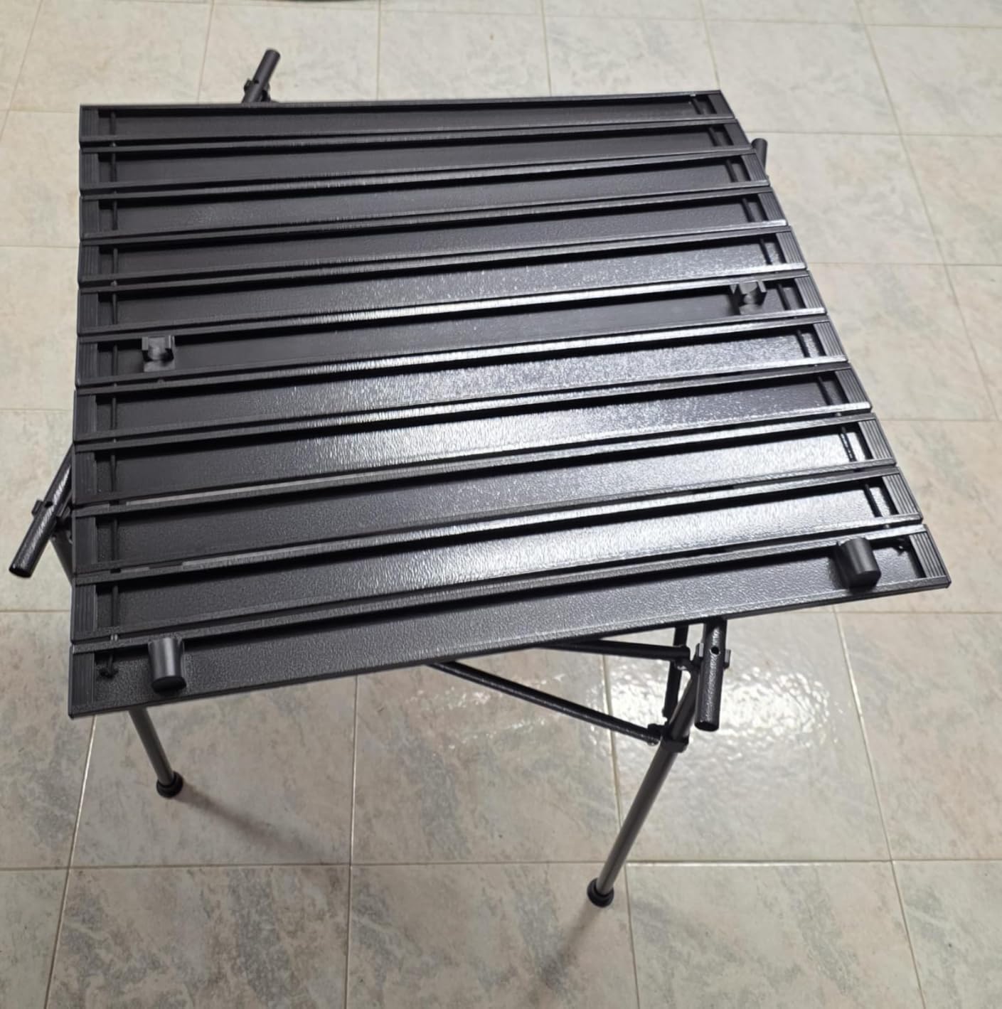 Amazon Basics Tavolo campeggio alto 70 cm nero