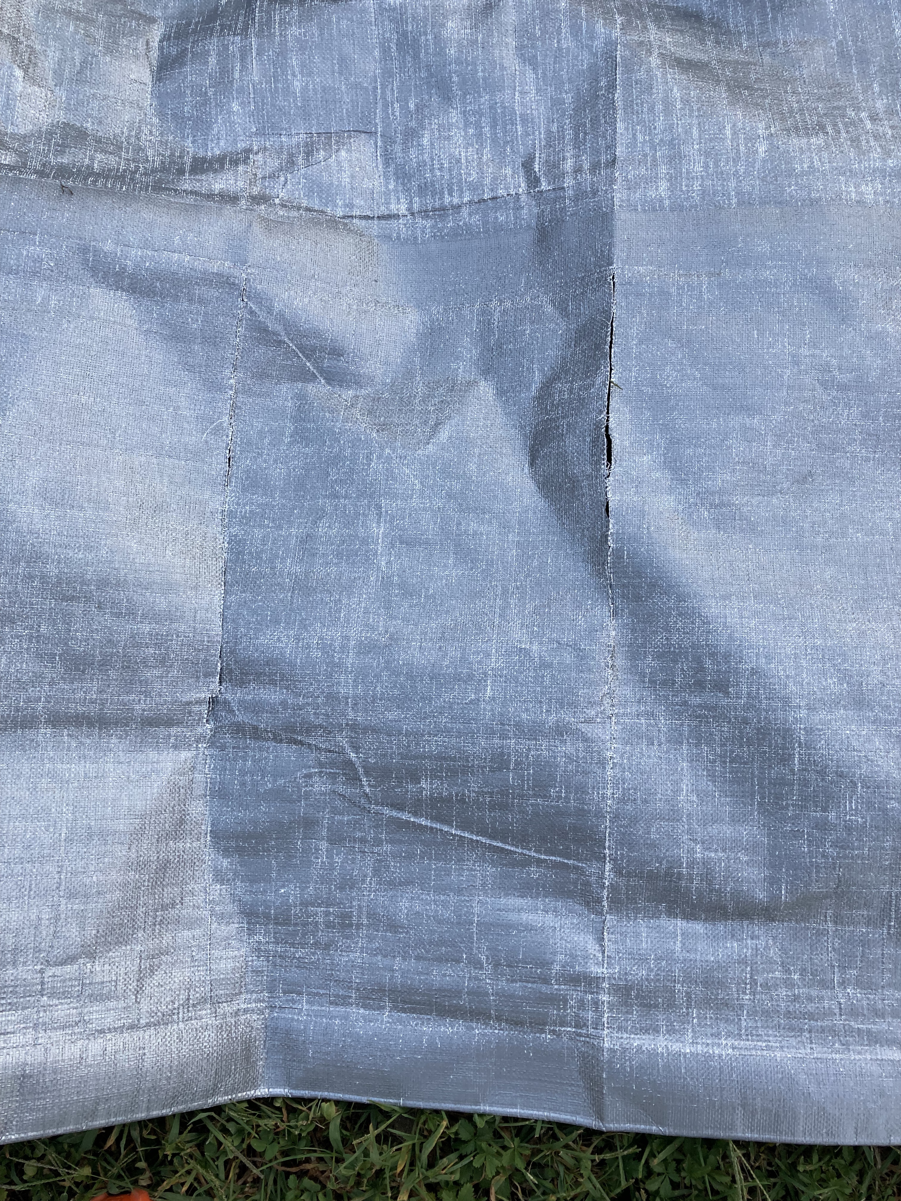 AmazonBasics Telo Impermeabile 3,6 x 6 m Argento/Nero