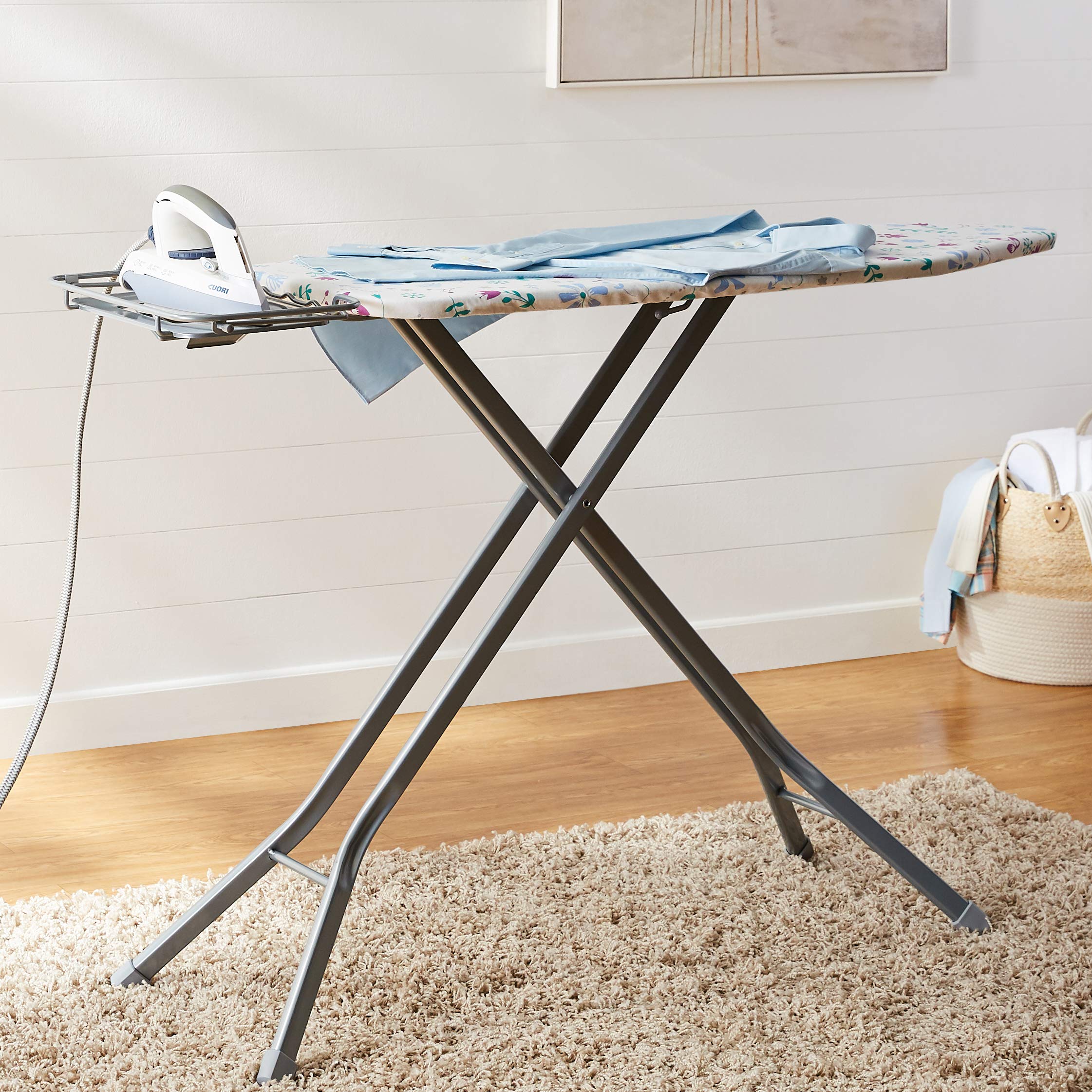 Amazon Basics asse da stiro grande 122x38 cm grigio con ripiano vapore