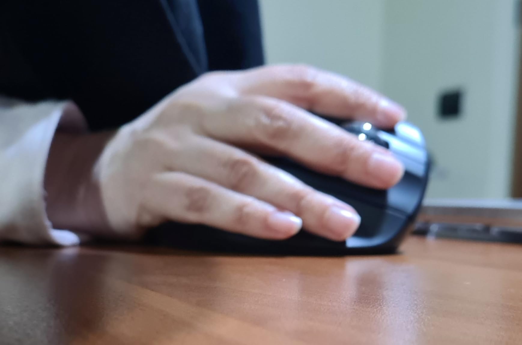 AmazonBasics Mouse wireless verticale nero 6 pulsanti destrimani