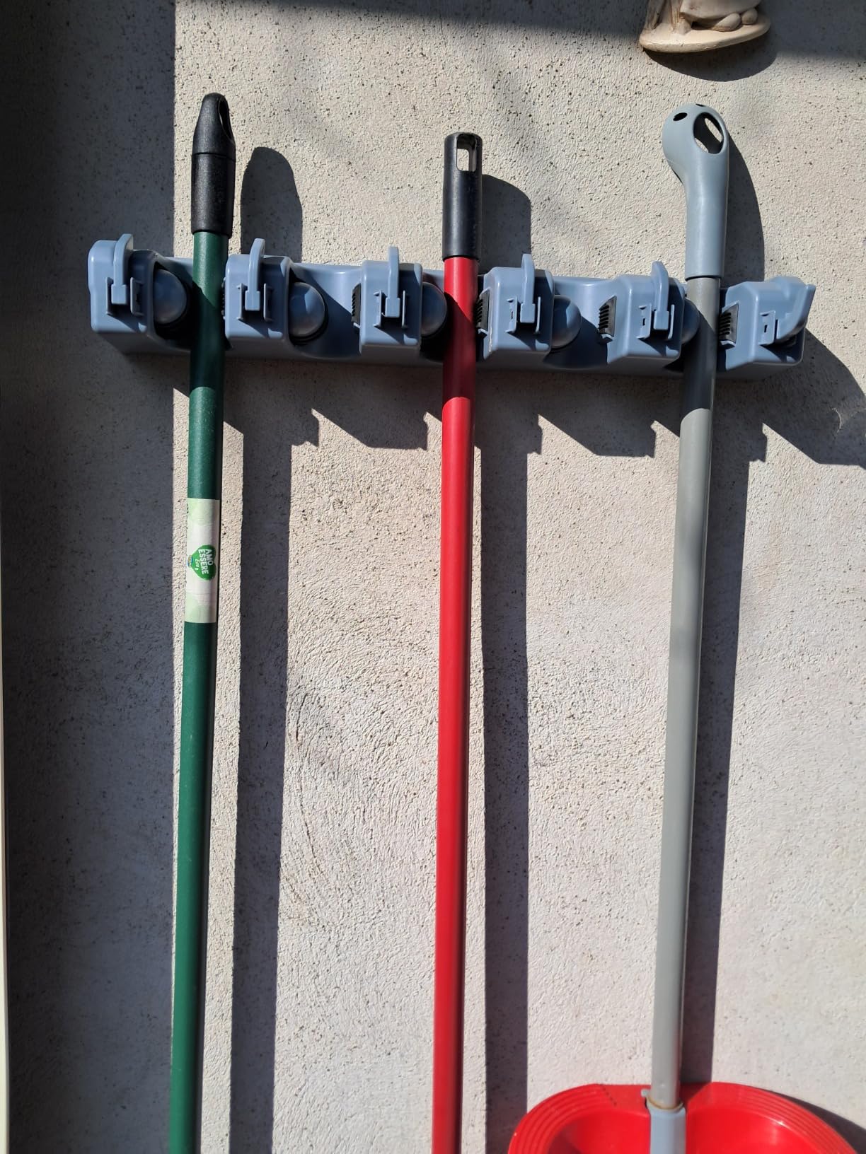 Amazon Basics porta scope da parete grigio 6 ganci 5 slot