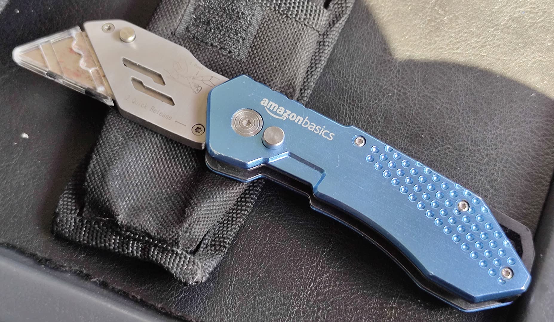 Amazon Basics Taglierino Pieghevole Alluminio con Custodia