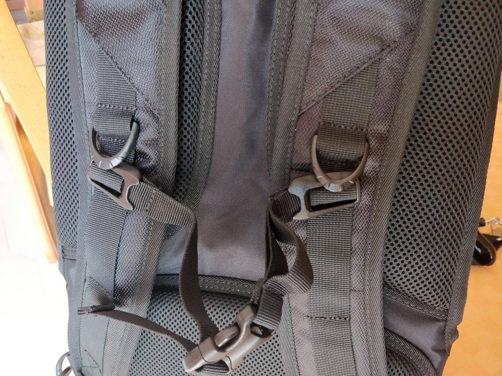 Amazon Basics Zaino Viaggio Nero Compatto Porta Laptop