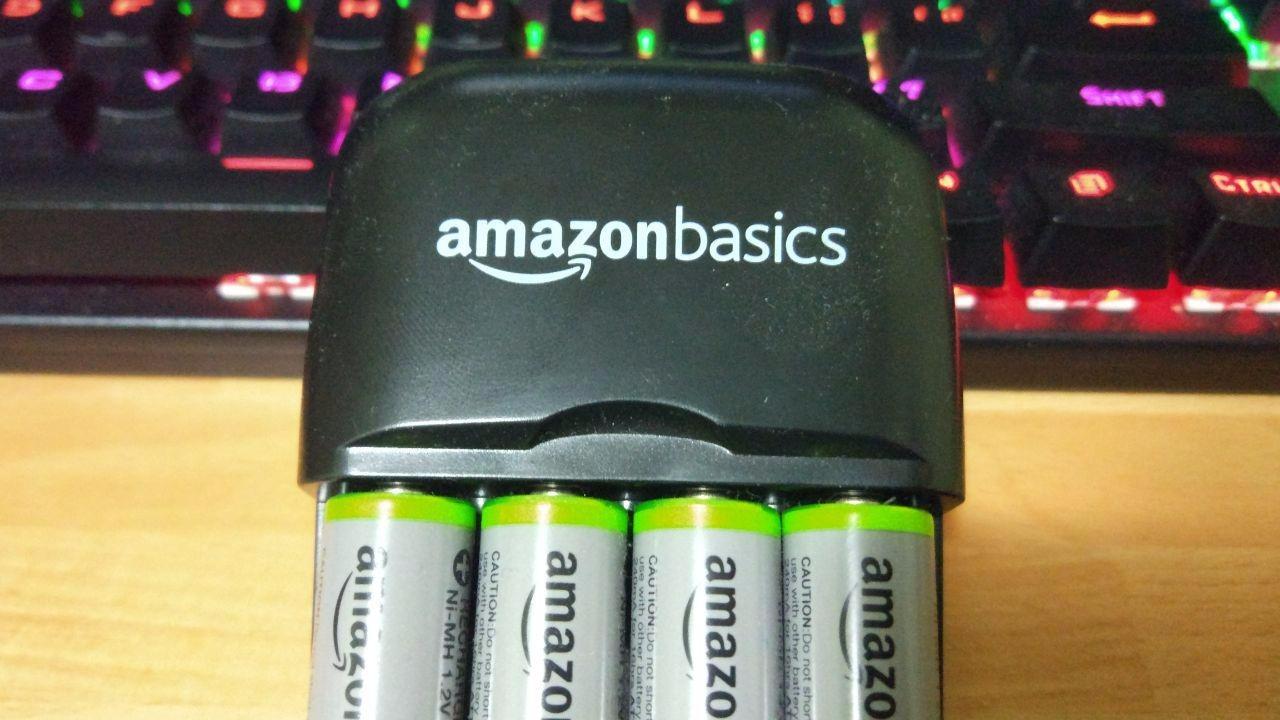 AmazonBasics Caricabatterie USB Ni-MH AA AAA nero