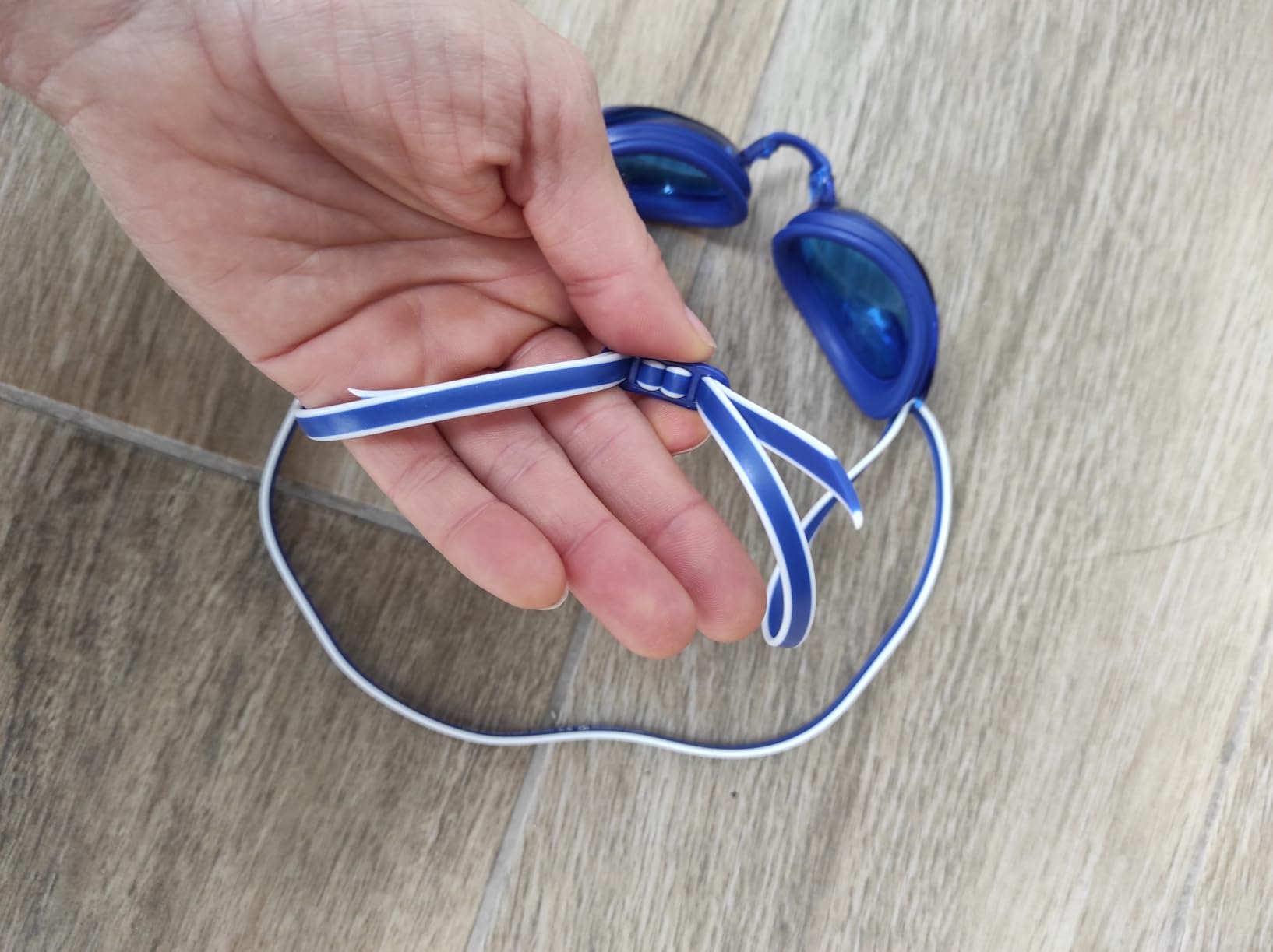 Amazon Basics Occhialini Nuoto Adulti Argento Specchio Antiappannamento