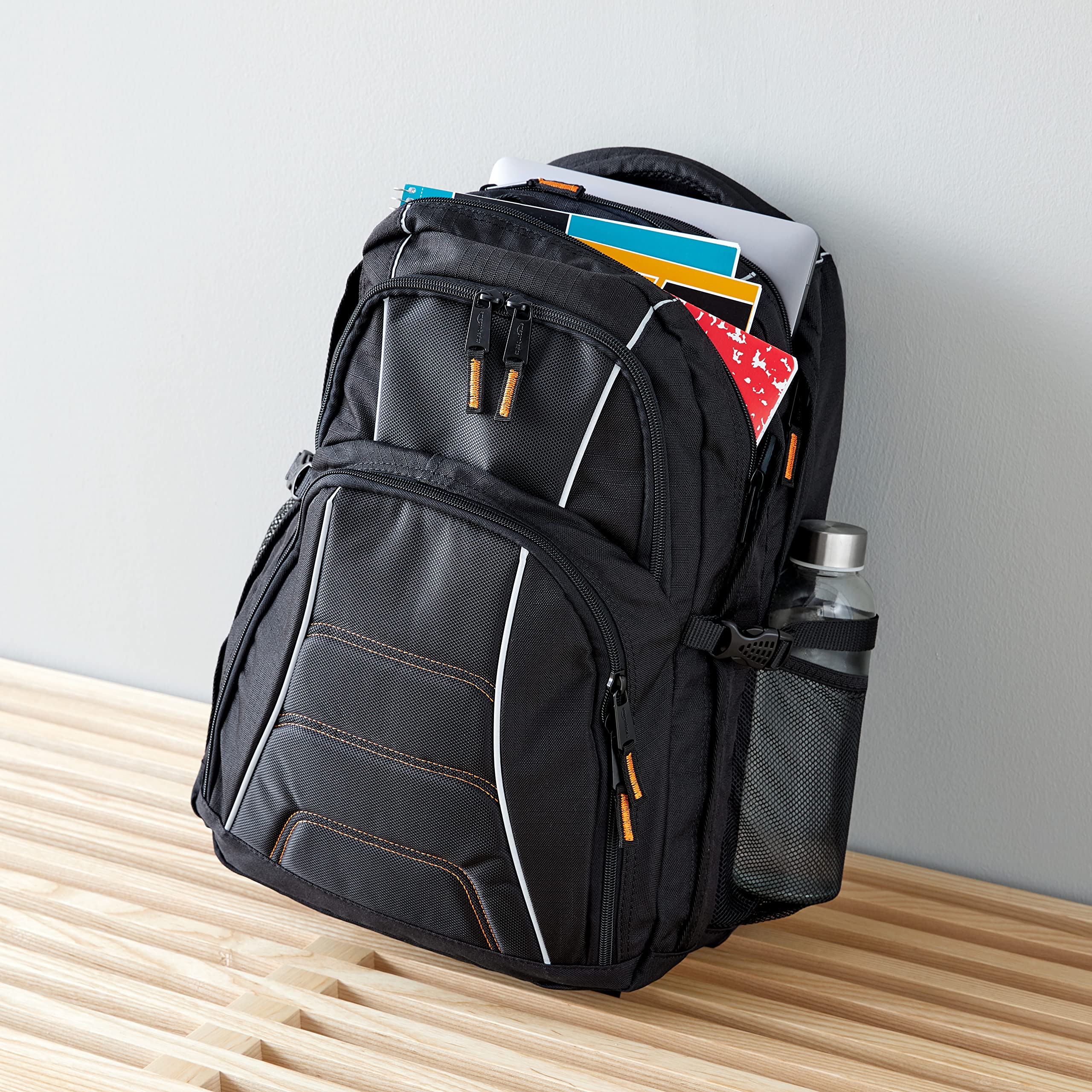 AmazonBasics Zaino per Laptop 17 Pollici Nero Imbottito