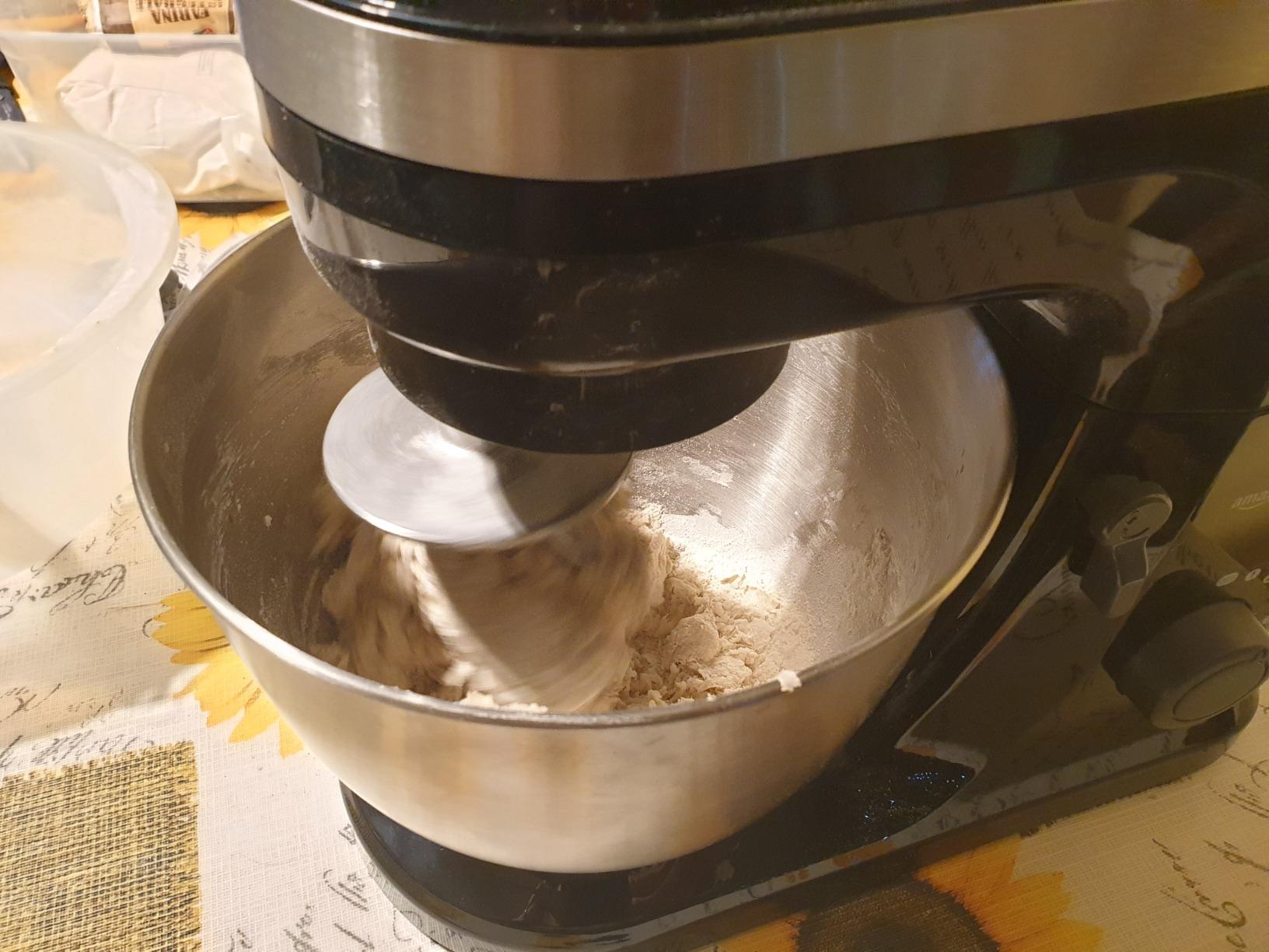 AmazonBasics Planetaria 800W 4,5 Litri con Frusta e Gancio