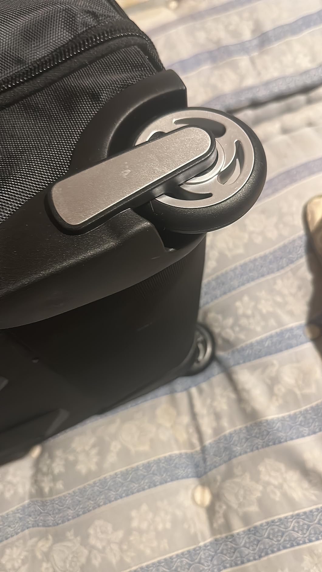 Amazon Basics Borsone con Ruote Medio 105L trolley nero