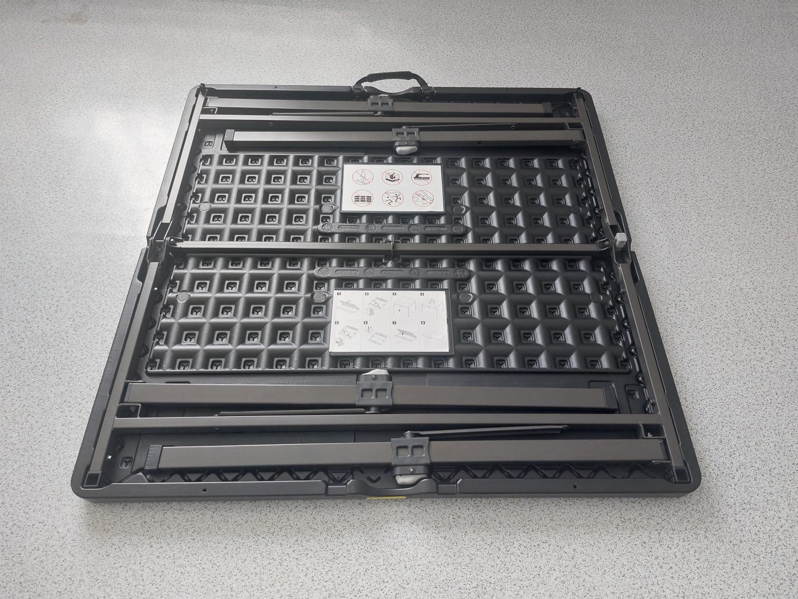 Amazon Basics Tavolo Pieghevole Nero 86x86 con Maniglia