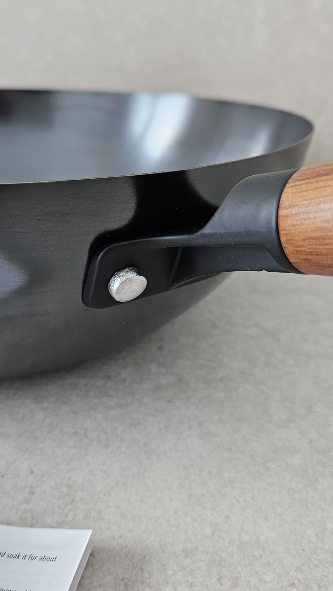 Amazon Basics Wok Acciaio al Carbonio 32 cm Manico Acacia