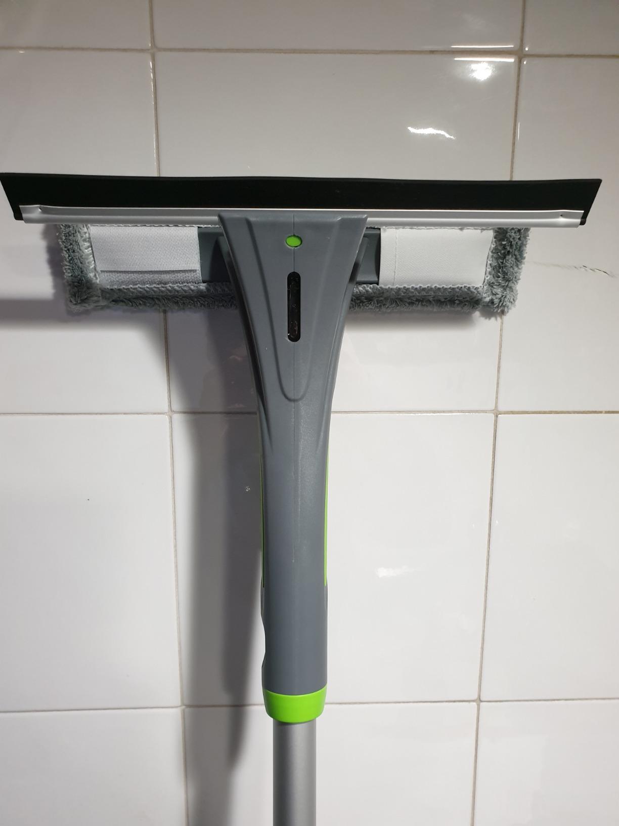 AmazonBasics Tergivetro Vetri con Spray Grigio Telescopico