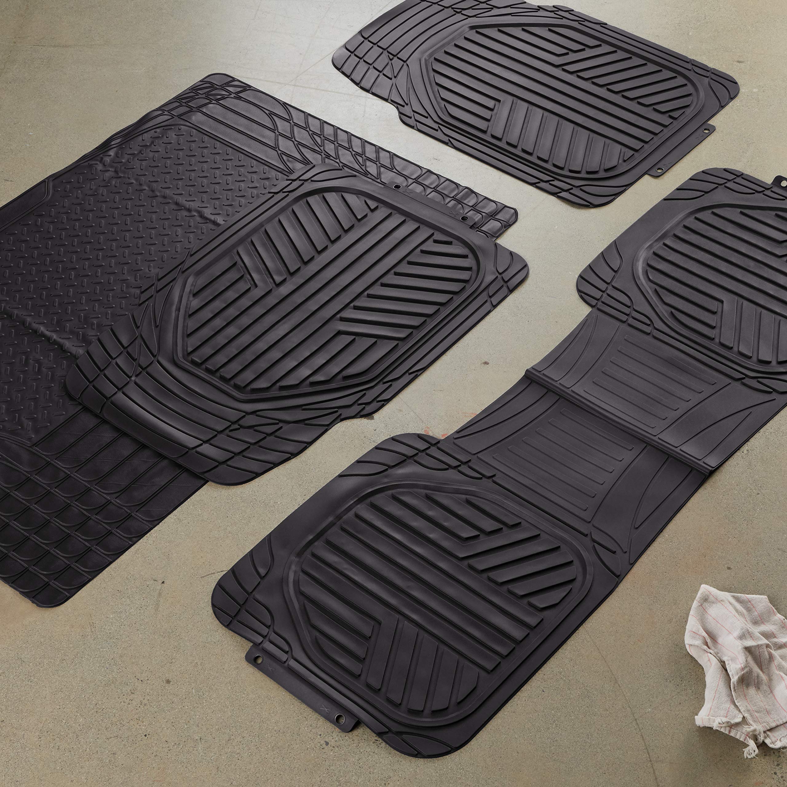 AmazonBasics Tappetini Auto in PVC 4 Pezzi Neri Antiscivolo