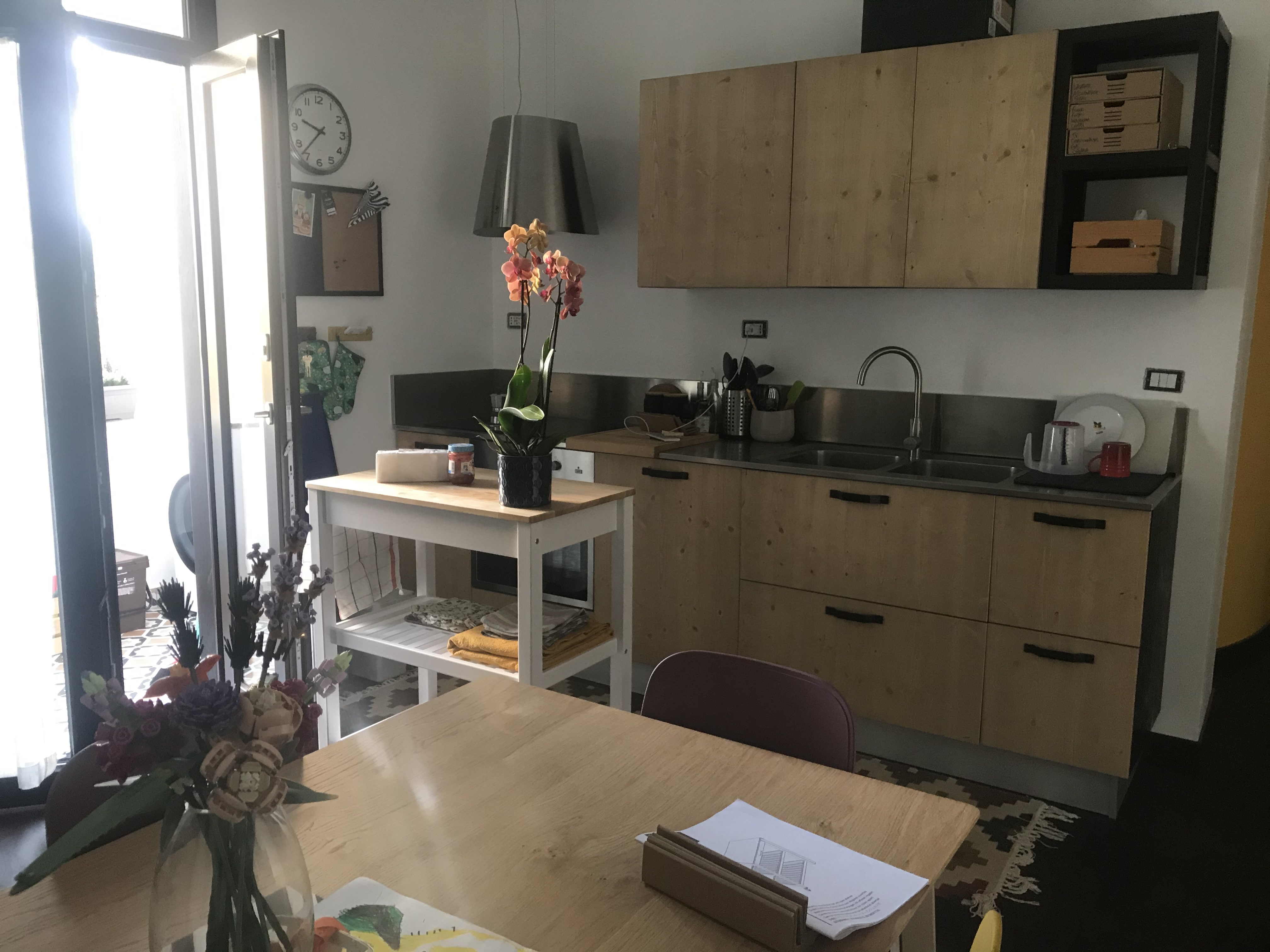 AmazonBasics Carrello Cucina con Ruote Ciliegio e Nero