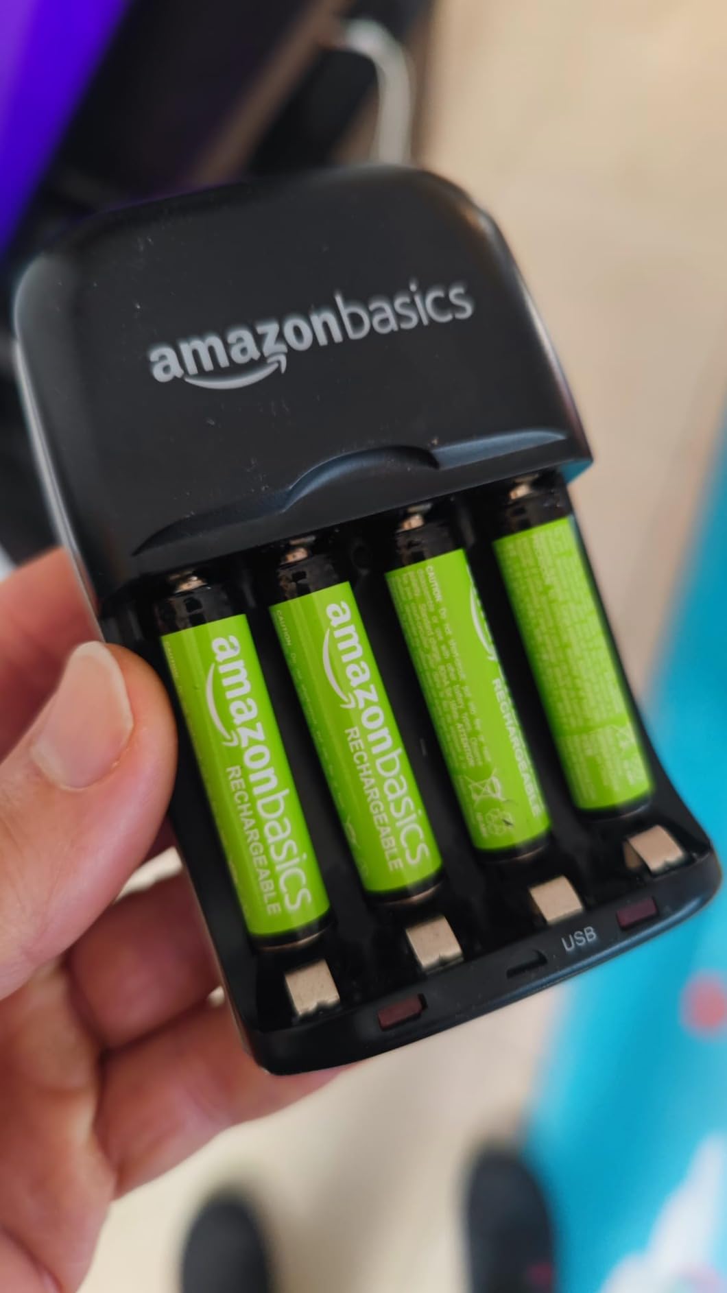 AmazonBasics Caricabatterie USB Ni-MH AA AAA nero