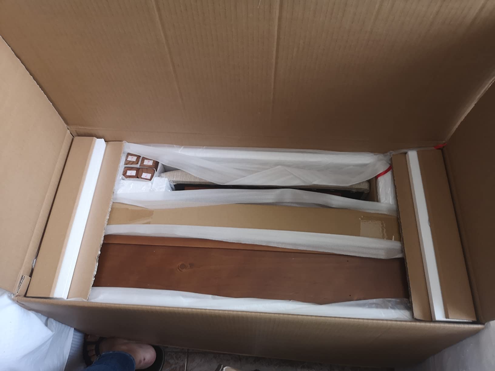 Amazon Basics Set Tavolo Toeletta Bianco con Sgabello e Specchio