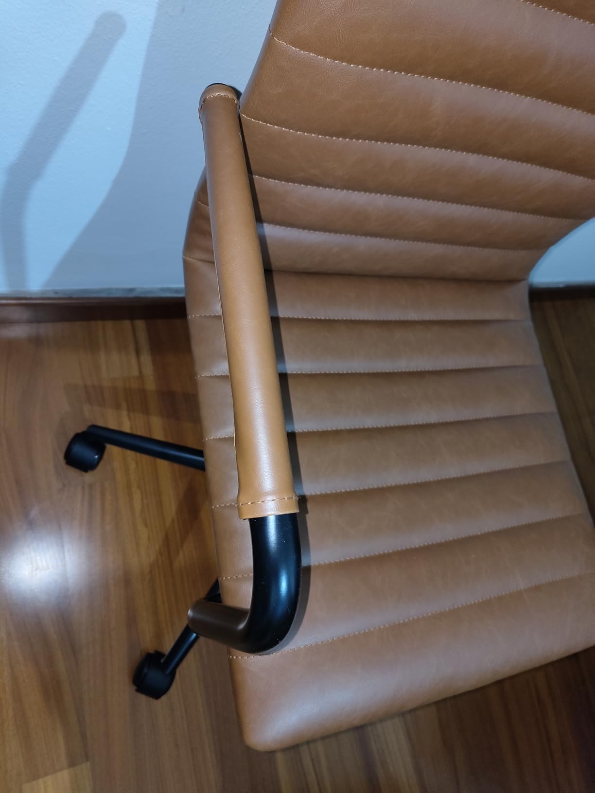 AmazonBasics Sedia Ufficio Ecopelle Bianca con Rotelle
