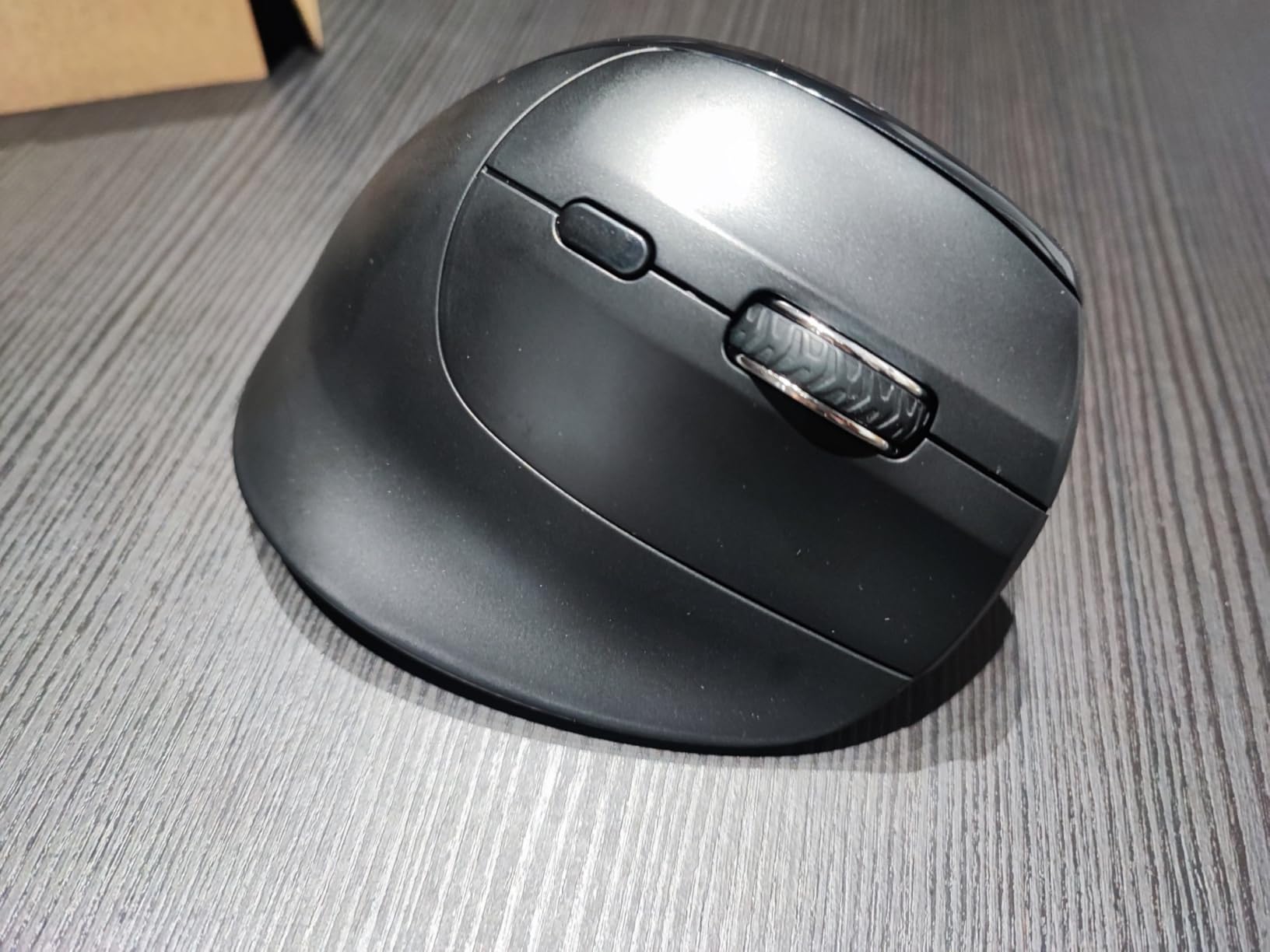 AmazonBasics Mouse wireless verticale nero 6 pulsanti destrimani