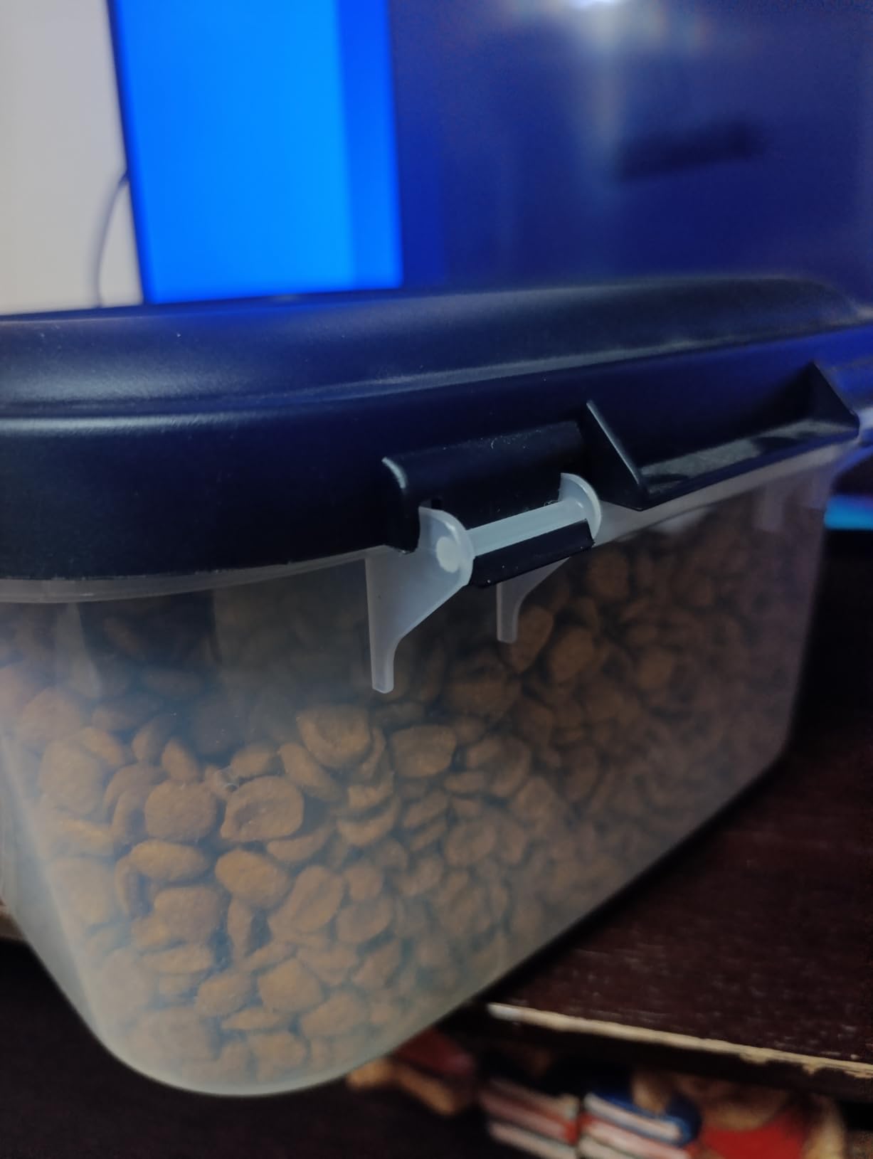 Amazon Basics Contenitori Cibo Animali 15,8+4,5 kg con Ruote