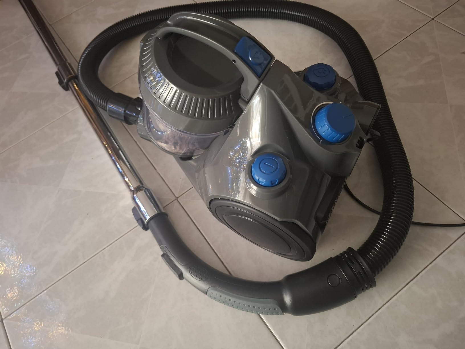 AmazonBasics Aspirapolvere Traino Senza Sacco 850W 1,7L