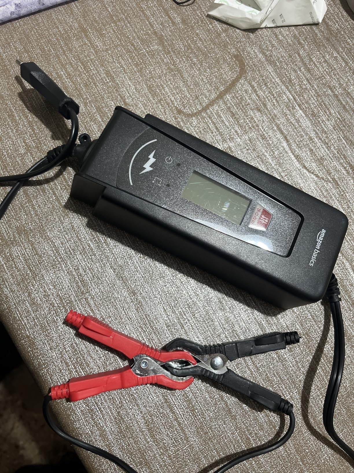 Amazon Basics Caricabatterie Auto 6V 12V 2A 4A Nero con Tester