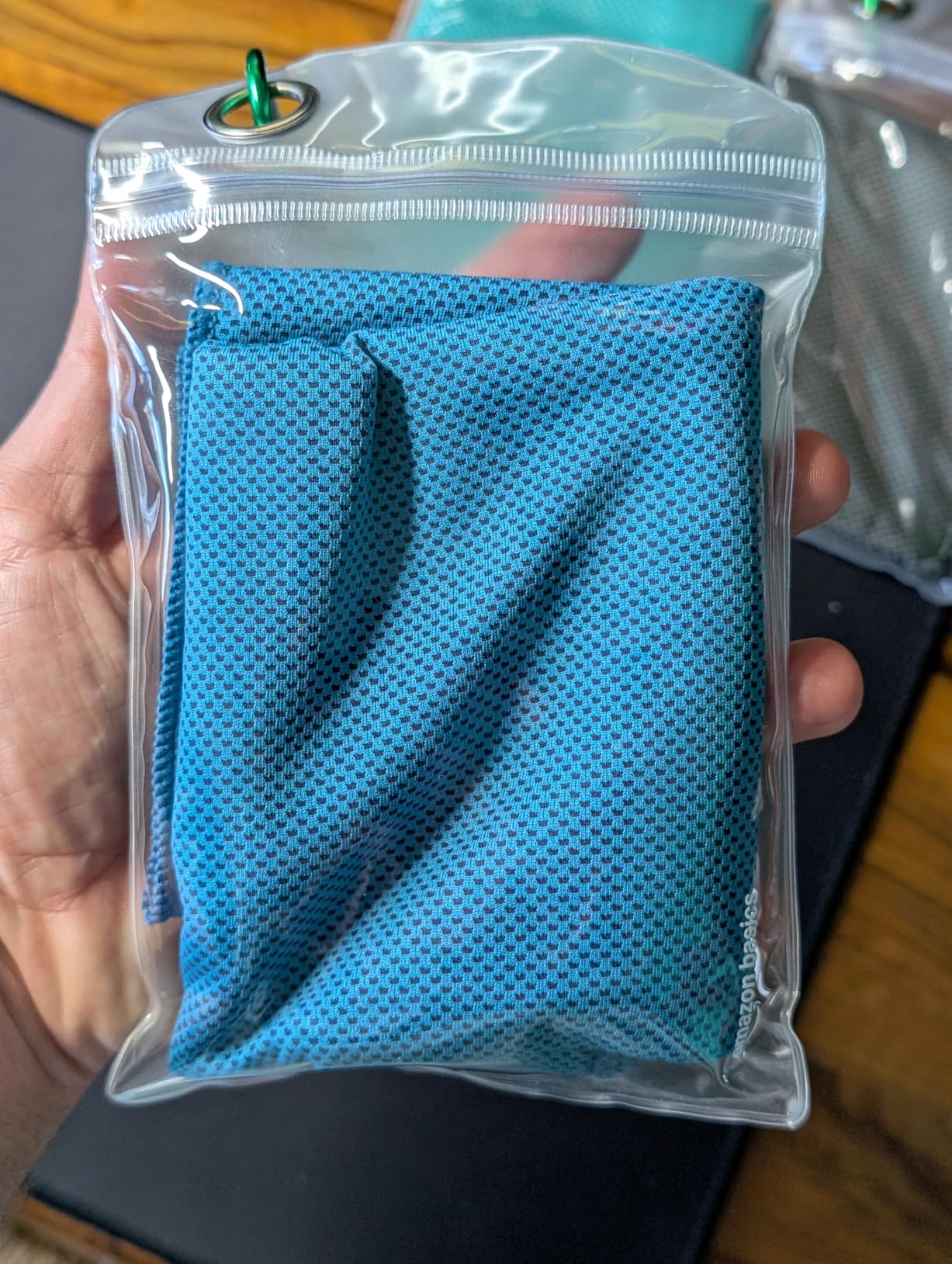 AmazonBasics Asciugamani Rinfrescanti Palestra x4 Colorati