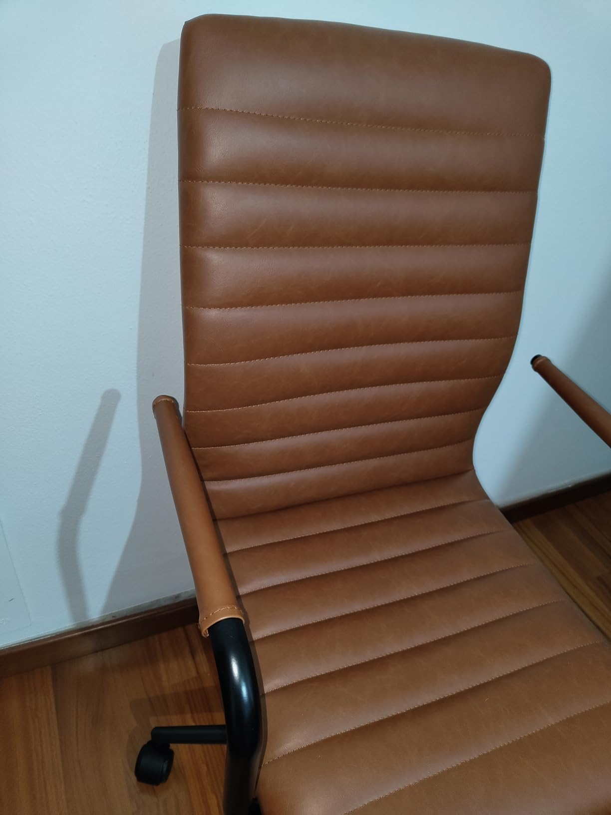 AmazonBasics Sedia Ufficio Ecopelle Bianca con Rotelle