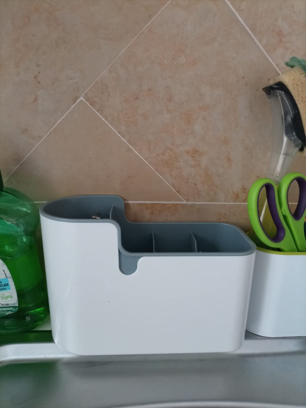 AmazonBasics organizer utensili grigio bancone e parete