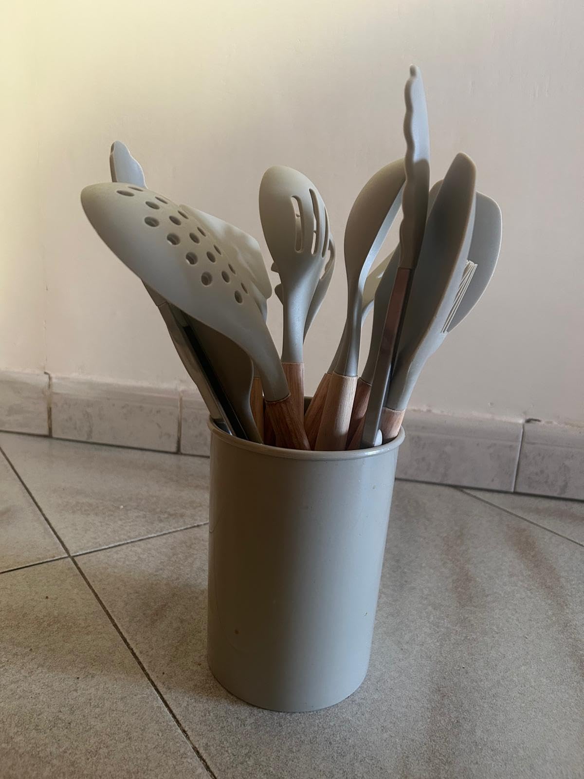 Amazon Basics utensili cucina silicone 14 pezzi grigio lino legno