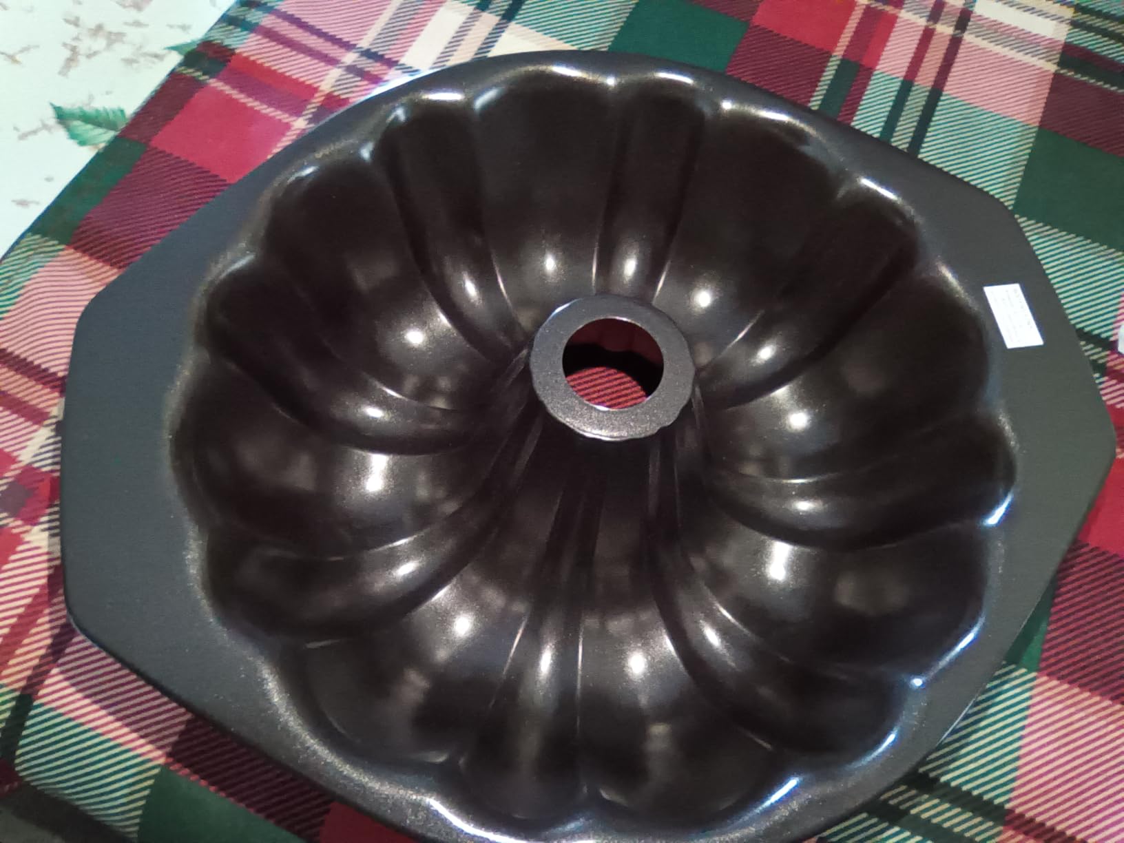 AmazonBasics Stampo Ciambella Antiaderente 25,4cm Nero