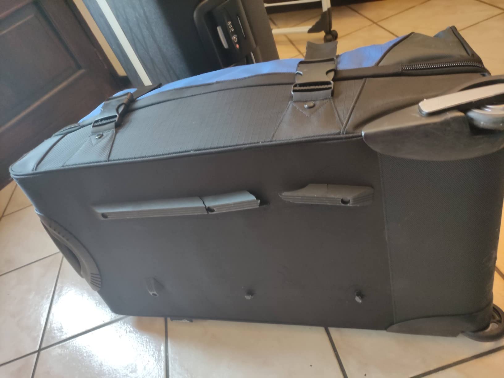 Amazon Basics Borsone con Ruote Medio 105L trolley nero