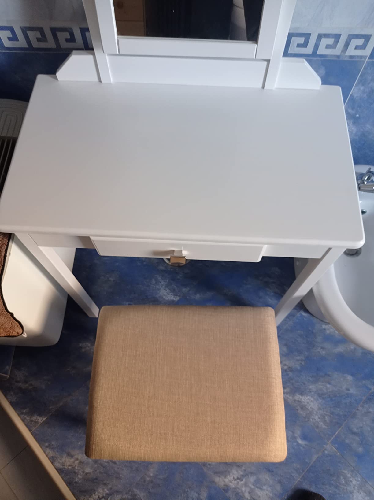 Amazon Basics Set Tavolo Toeletta Bianco con Sgabello e Specchio