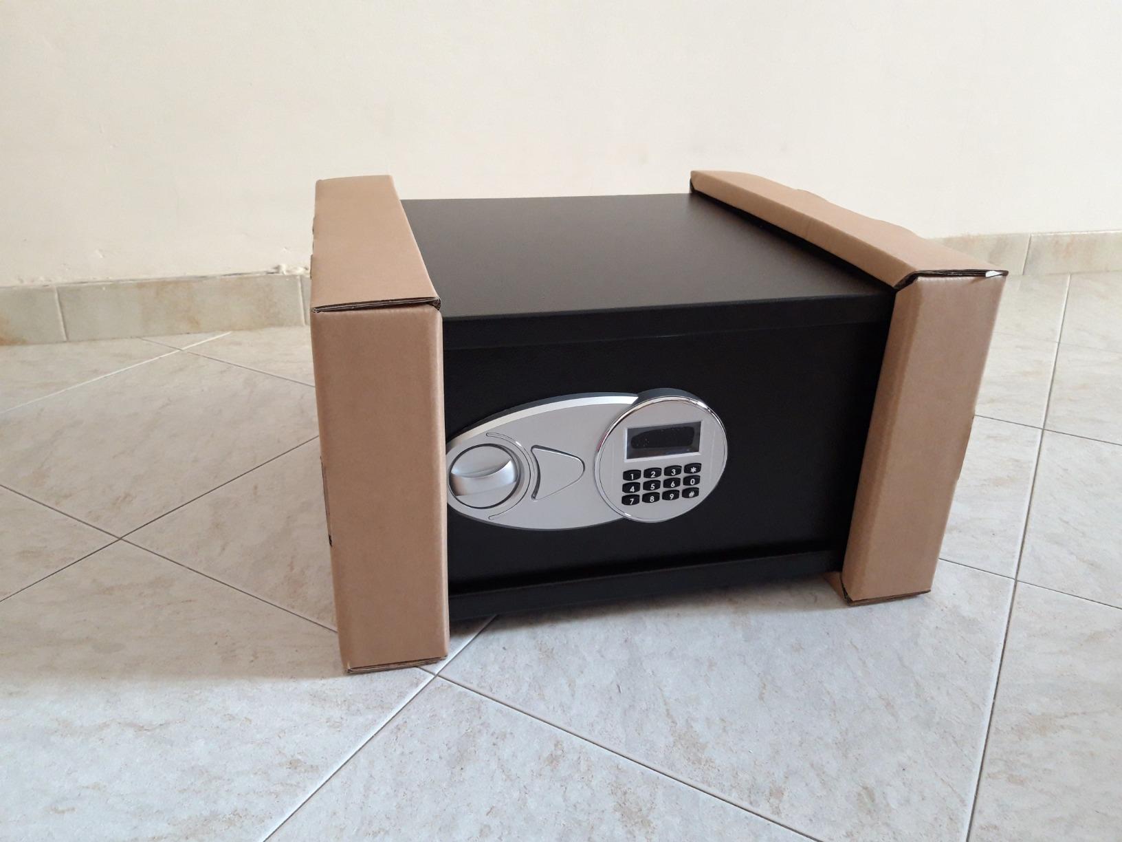AmazonBasics Cassaforte Acciaio Digitale Nera 28 Litri 43 cm