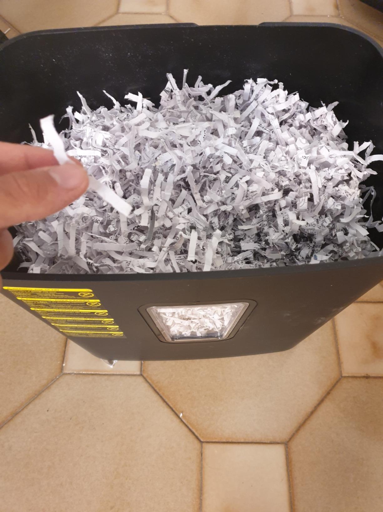 AmazonBasics Distruggidocumenti 7-8 fogli taglio a croce nero