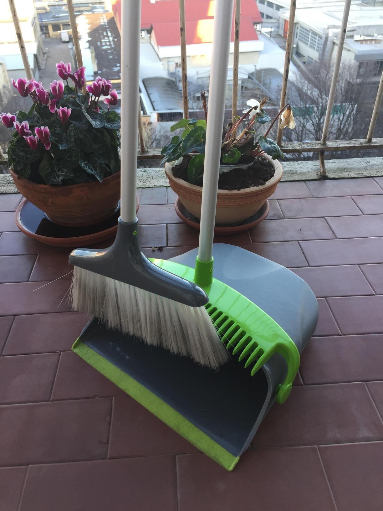 AmazonBasics Set Scopa con Paletta Argento per Interni