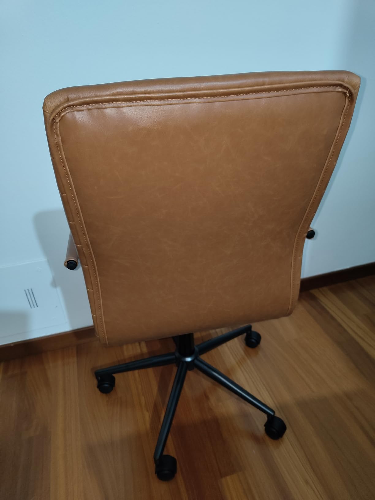 AmazonBasics Sedia Ufficio Ecopelle Bianca con Rotelle