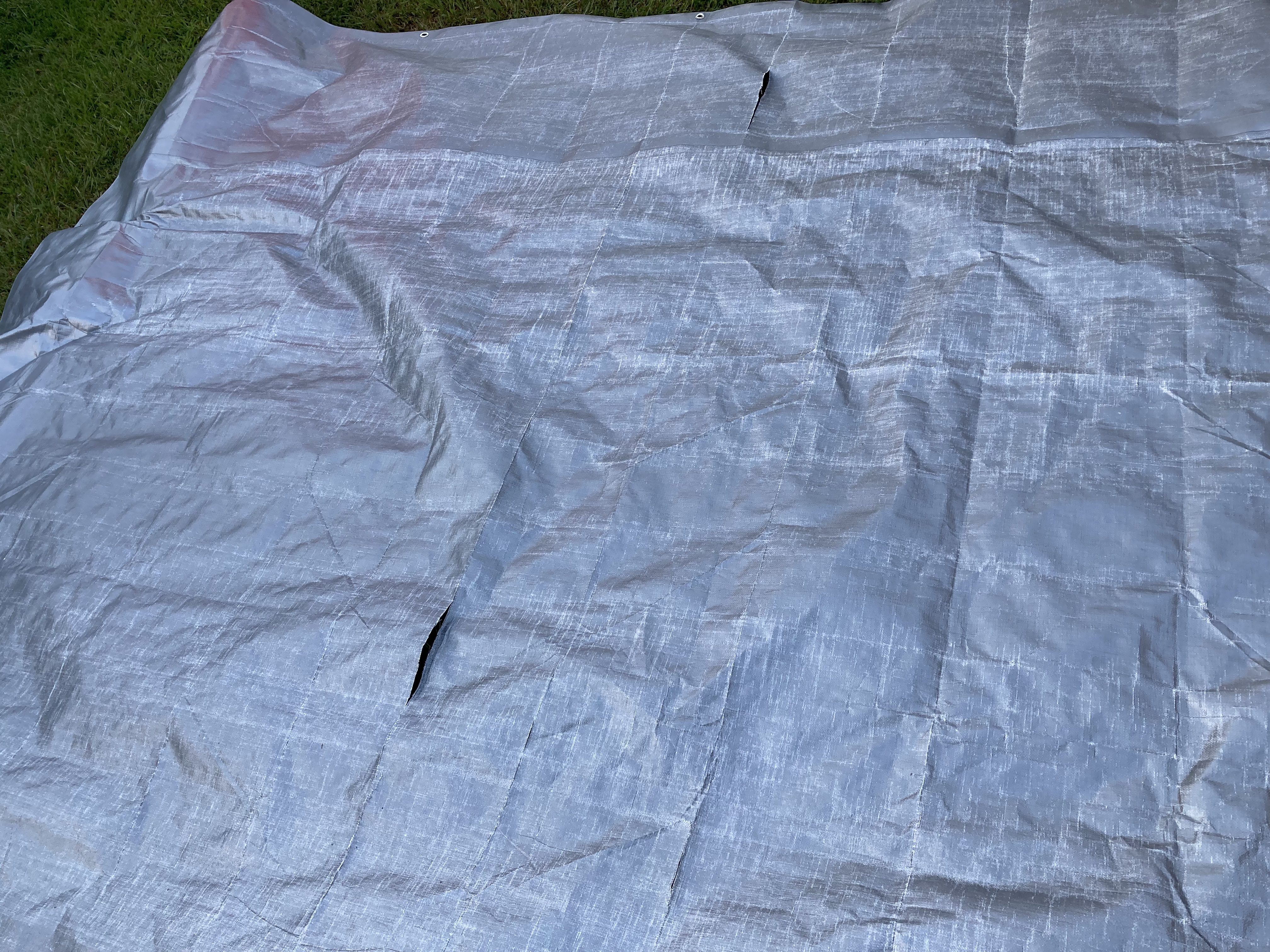 AmazonBasics Telo Impermeabile 3,6 x 6 m Argento/Nero