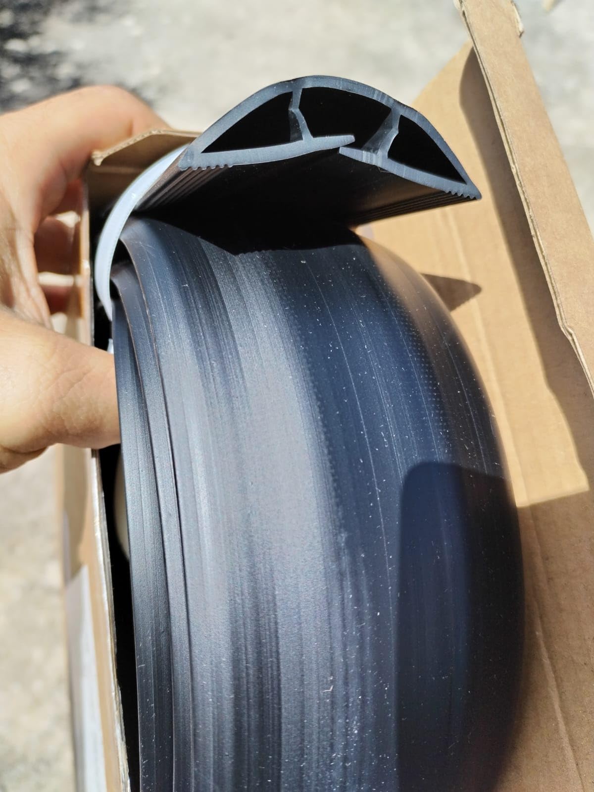 Amazon Basics canalina passacavi pavimento nera 1,8 m 2 pezzi
