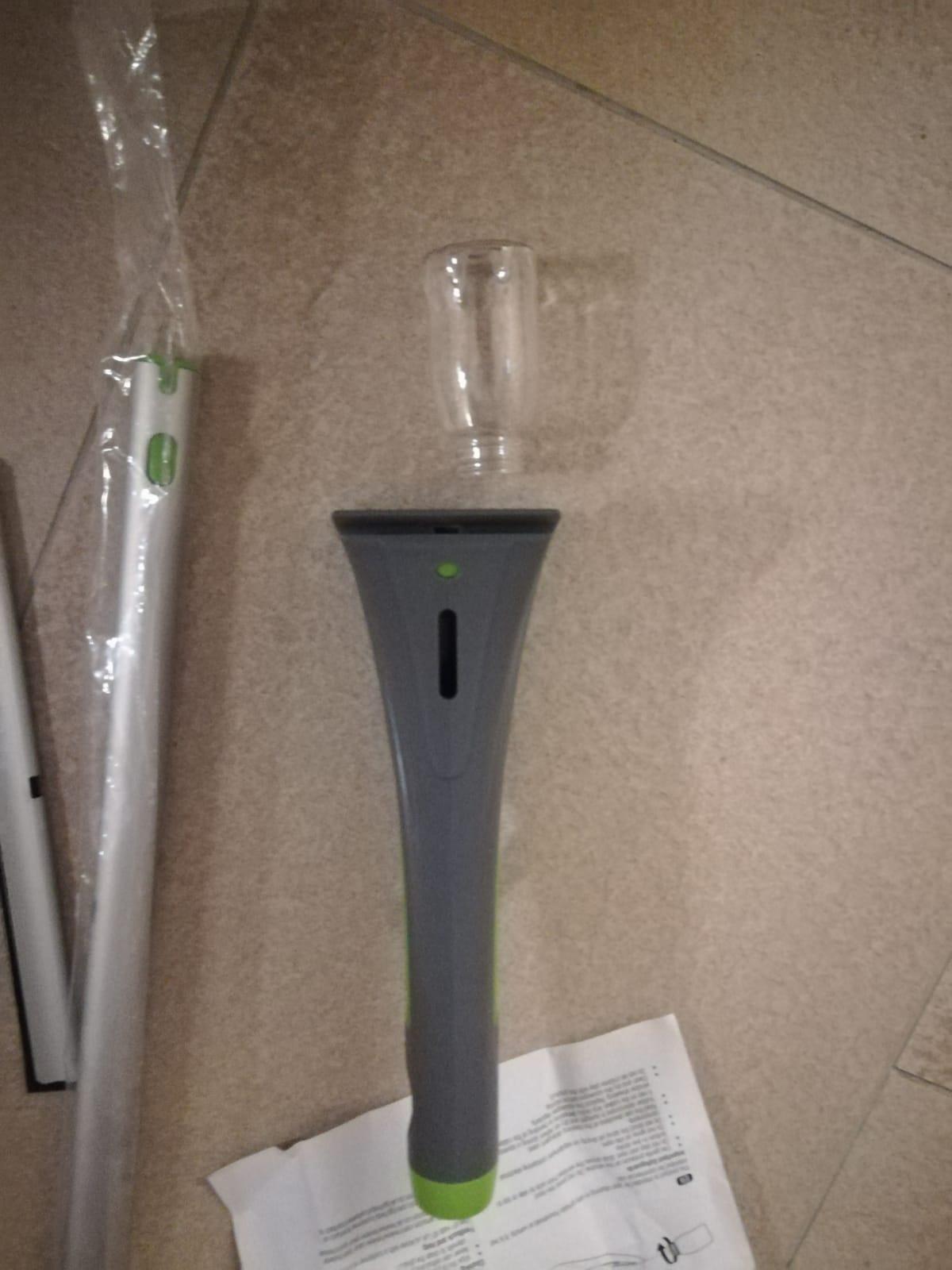 AmazonBasics Tergivetro Vetri con Spray Grigio Telescopico