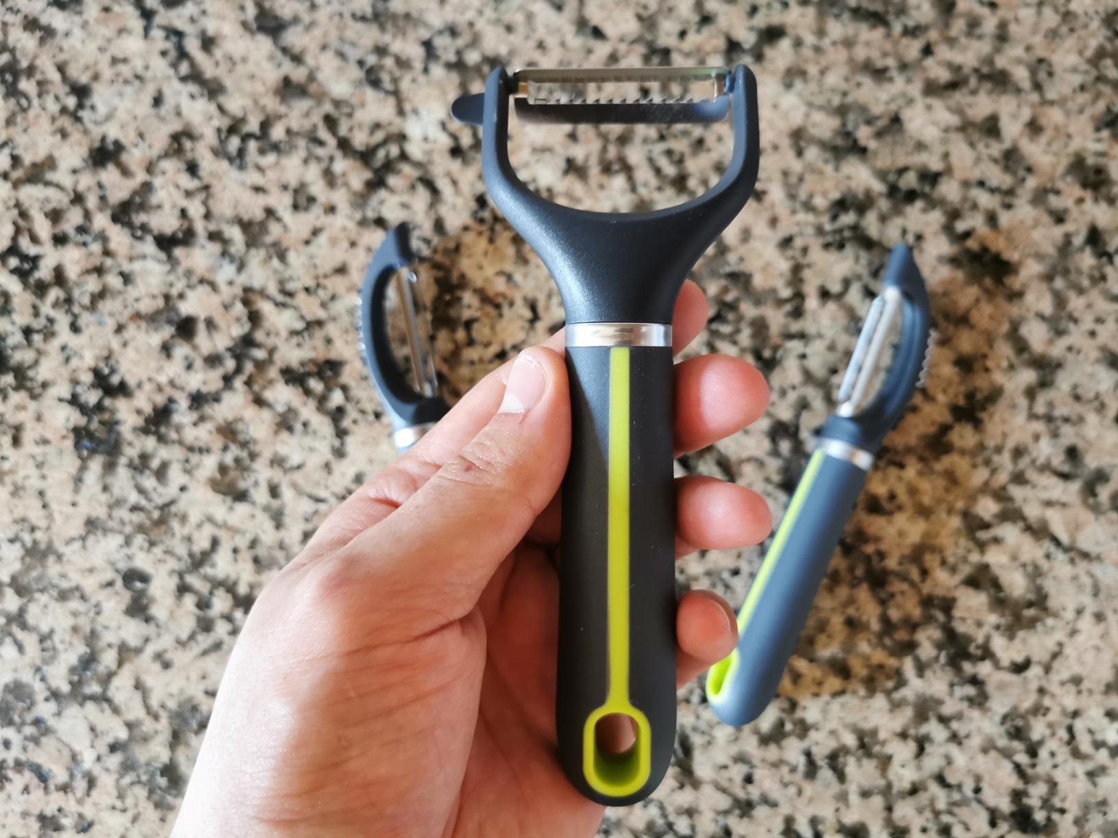 AmazonBasics Set 3 Pelaverdure Acciaio Inox Nero Verde Julienne