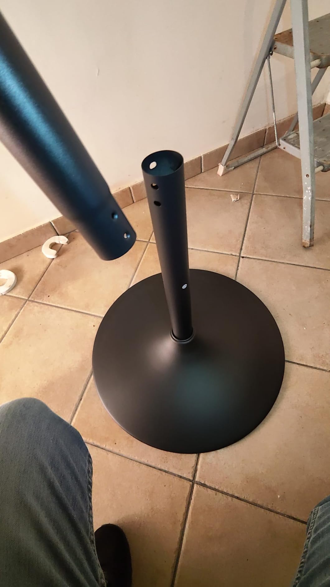 Amazon Basics tavolo bar rotondo nero 60 cm alto