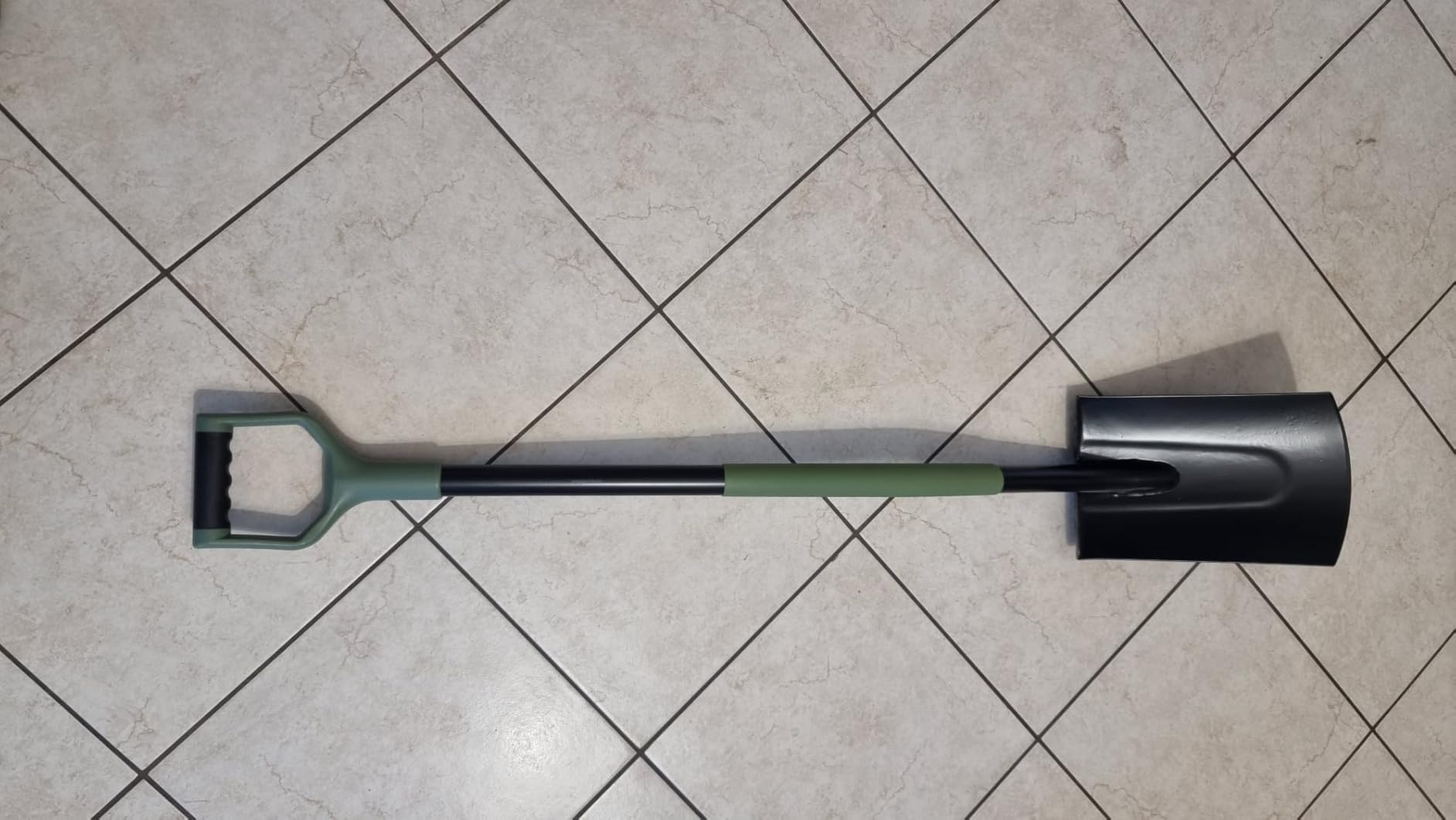 Amazon Basics pala da giardinaggio piatta 47 pollici acciaio nera
