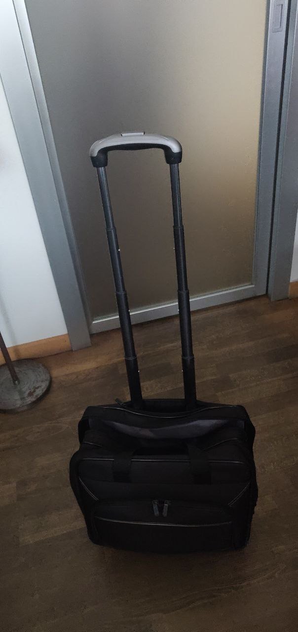 AmazonBasics Borsa Laptop con Ruote da Viaggio Nera