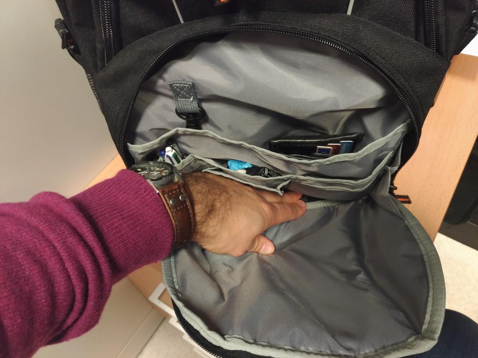 AmazonBasics Zaino per Laptop 17 Pollici Nero Imbottito