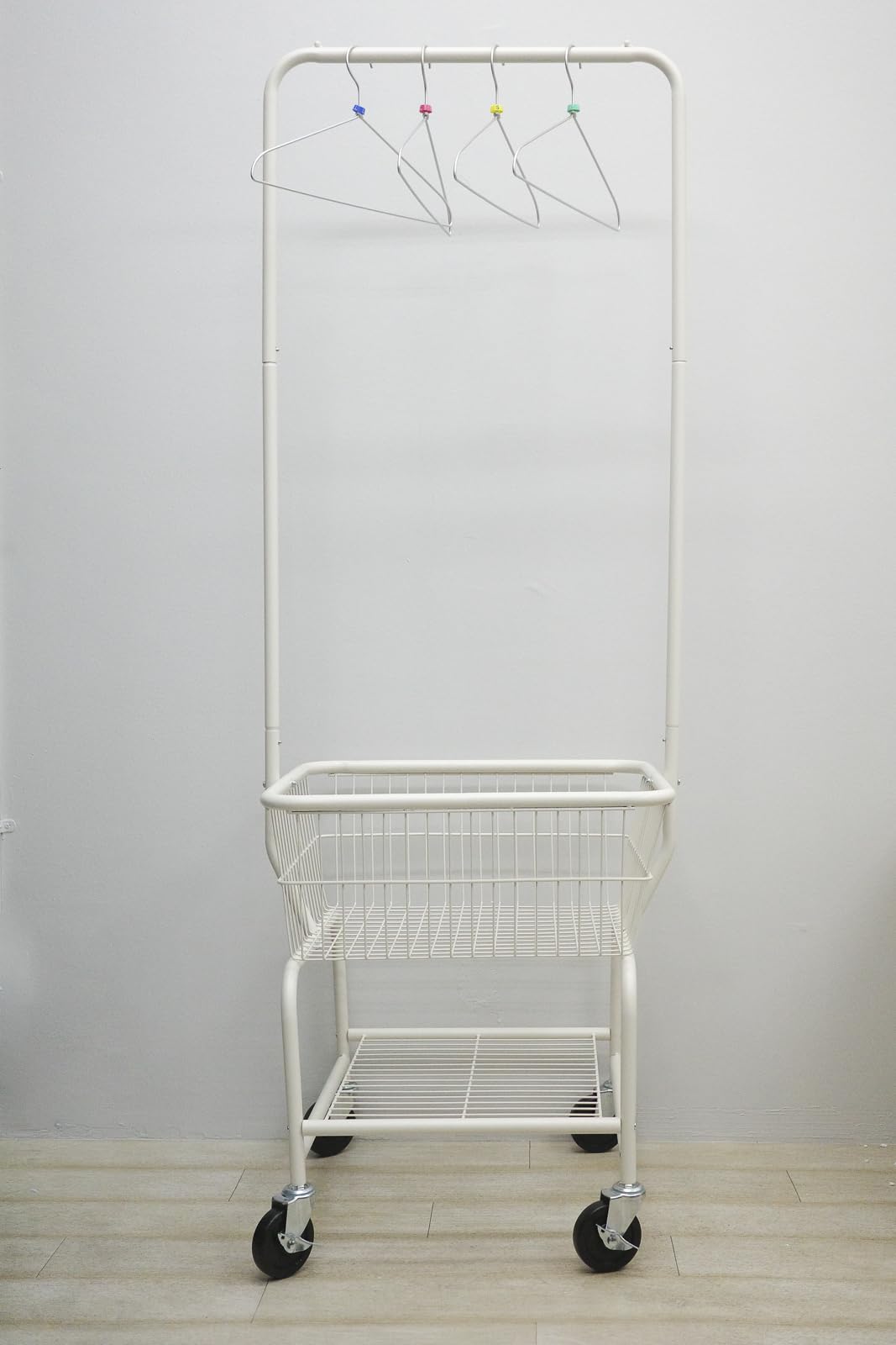 Amazon Basics carrello portabiancheria cromato con ruote