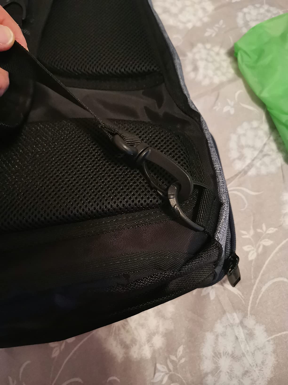 Amazon Basics Zaino Viaggio Nero Compatto Porta Laptop