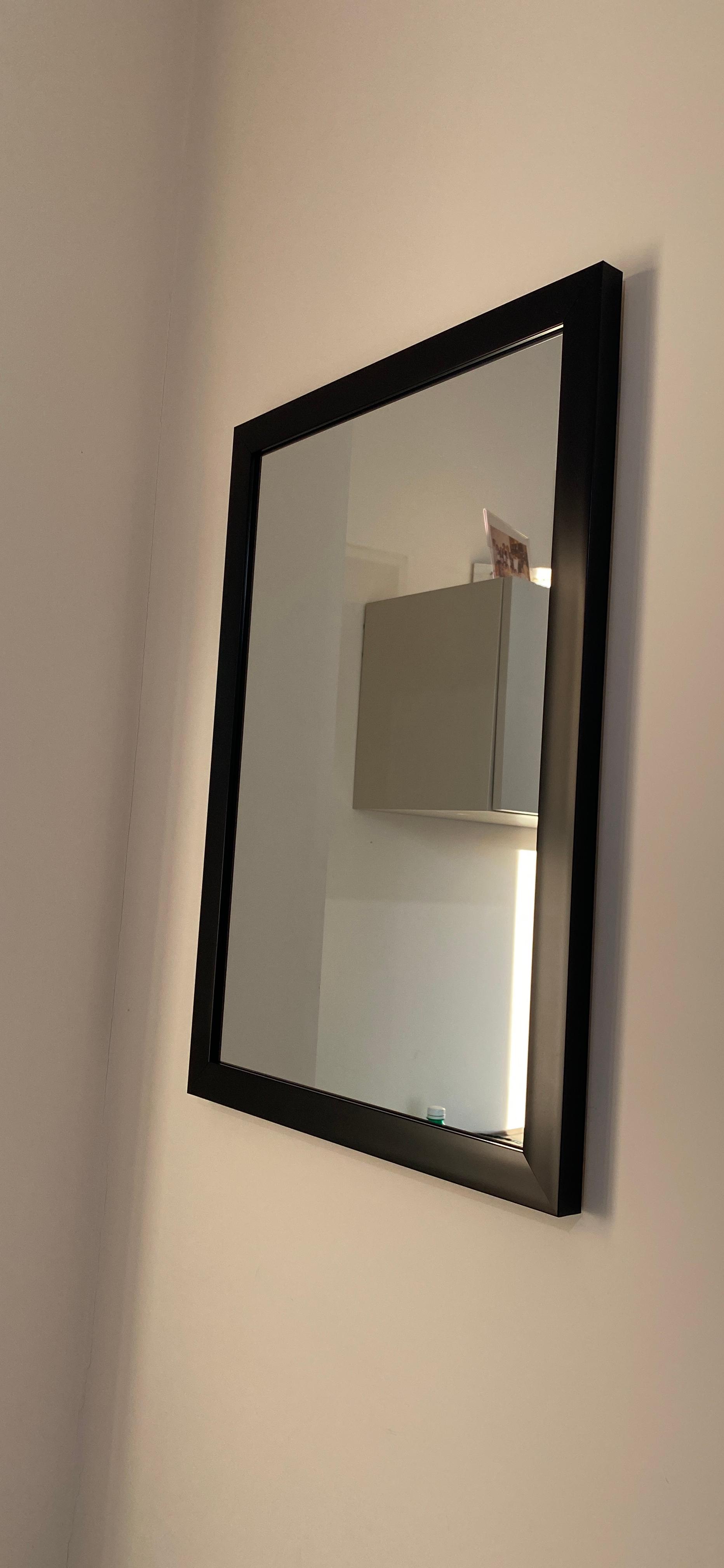 AmazonBasics Specchio da parete 51x71 cm nero cornice standard