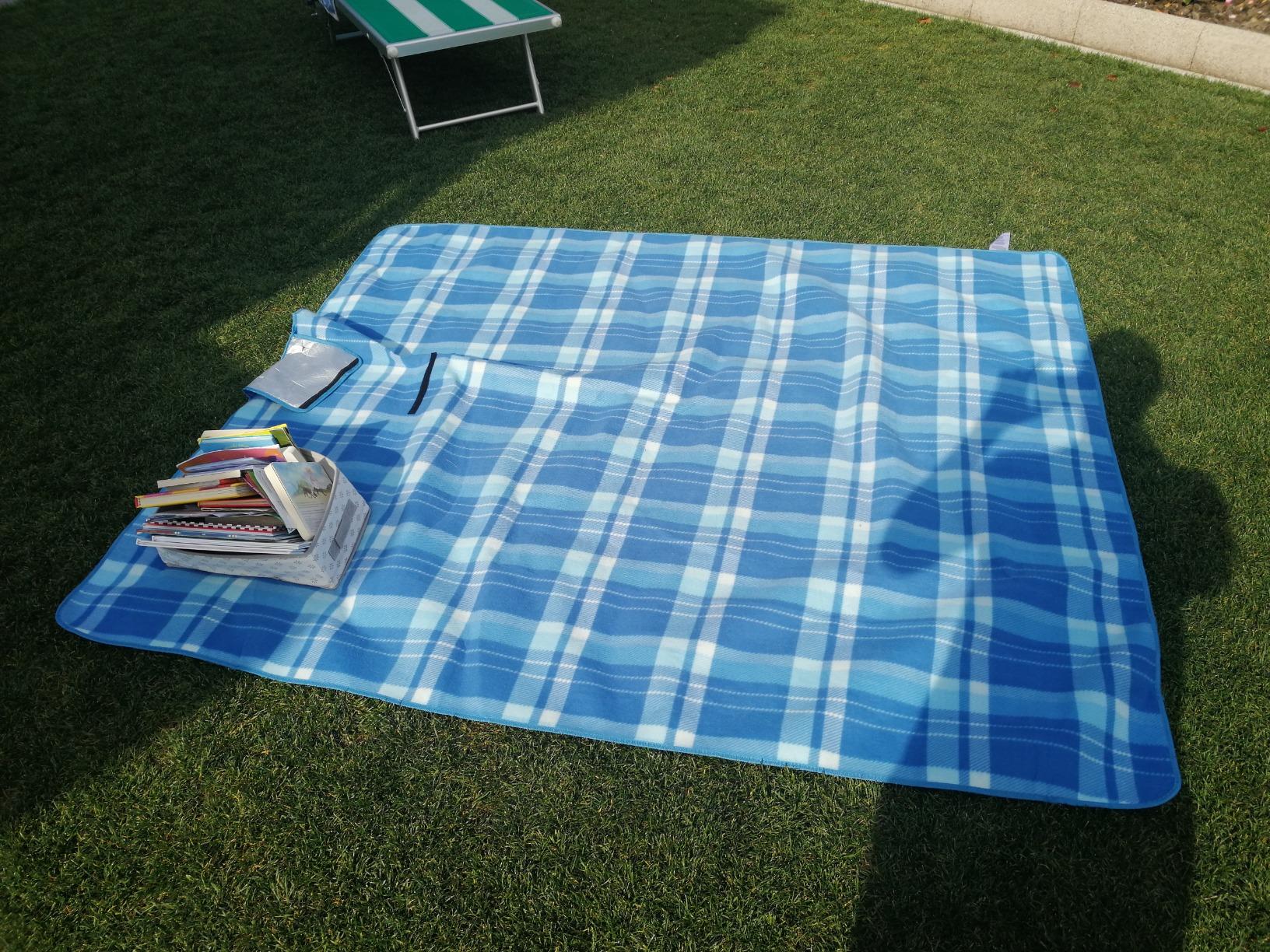 AmazonBasics Coperta Picnic 175x200 cm Blu Impermeabile